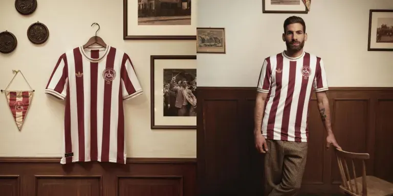 Kaos sepak bola dengan garis vertikal.