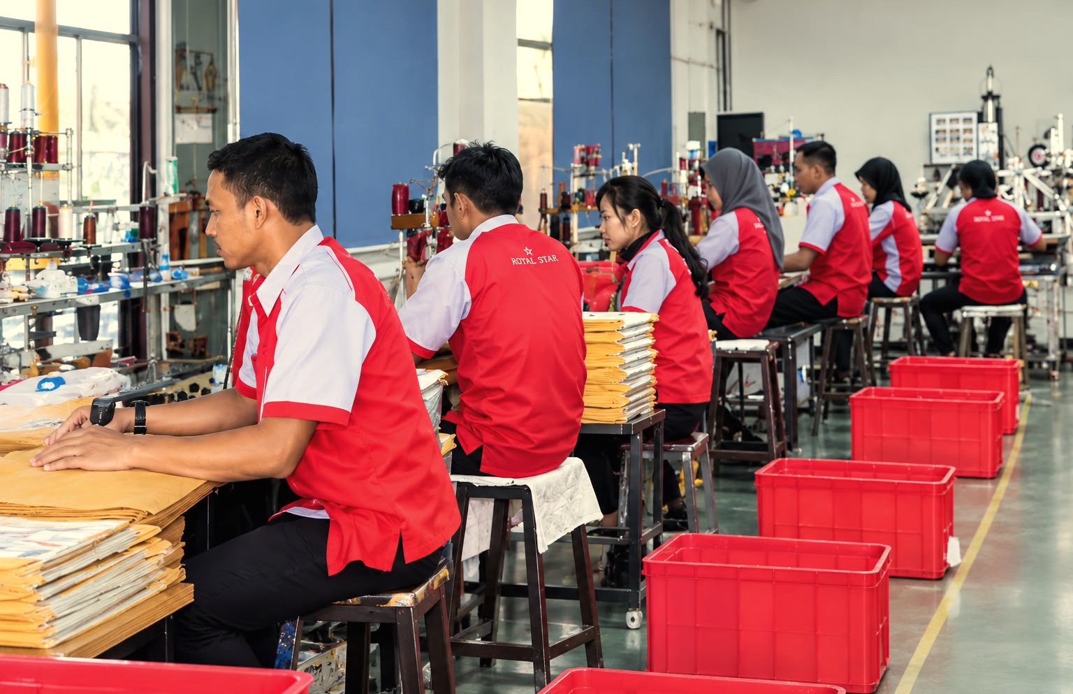 Tim Royal Star mengemas pesanan