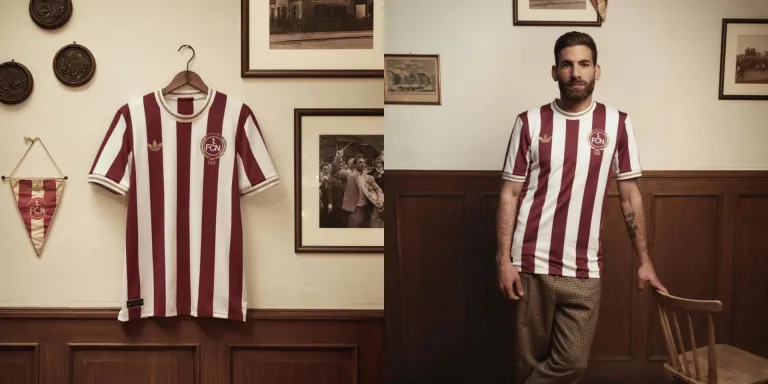 Kaos sepak bola dengan garis vertikal.